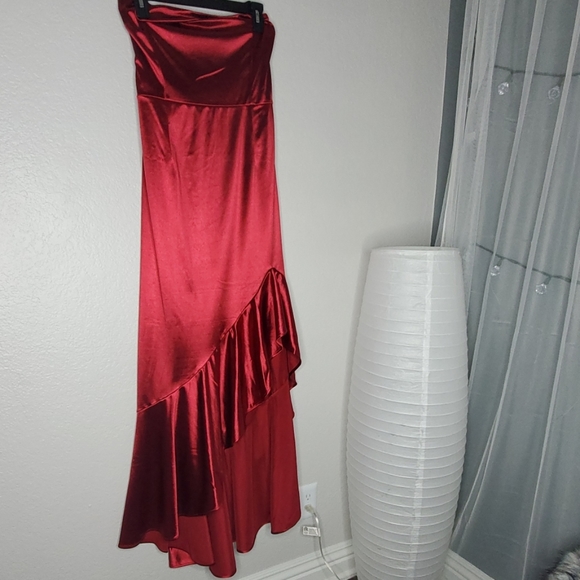 Elegant Red Strapless Evening Gown - Picture 2 of 3